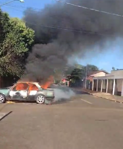 Imagem da notícia Vídeo: Briga termina com carro incendiado e homem ferido em Costa Rica